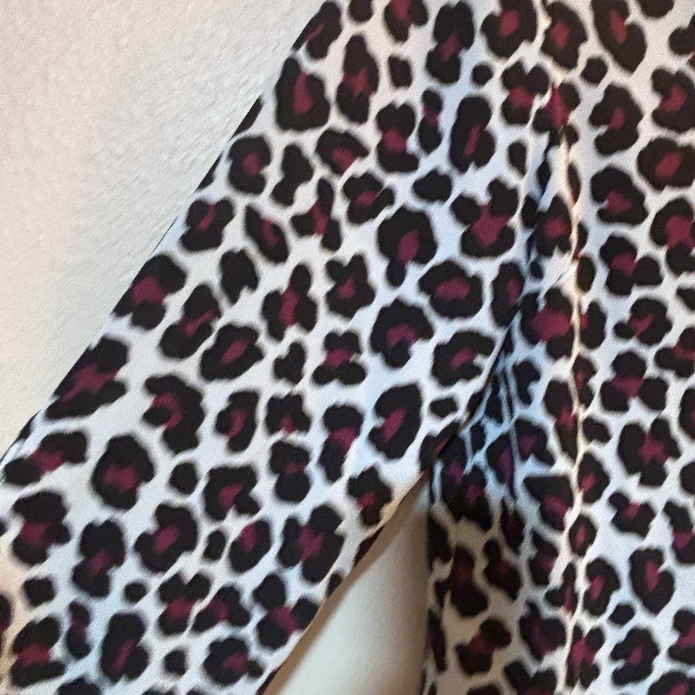 Michael Kors Animal Print Pullover Blouse Top Shirt Size Medium V-Neck Career - Picture 6 of 11